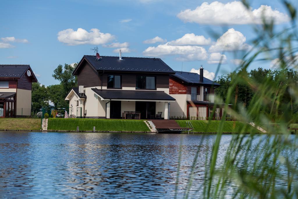 Golfbay Villa Senica Bagian luar foto