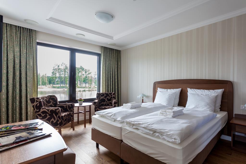 Golfbay Villa Senica Bagian luar foto