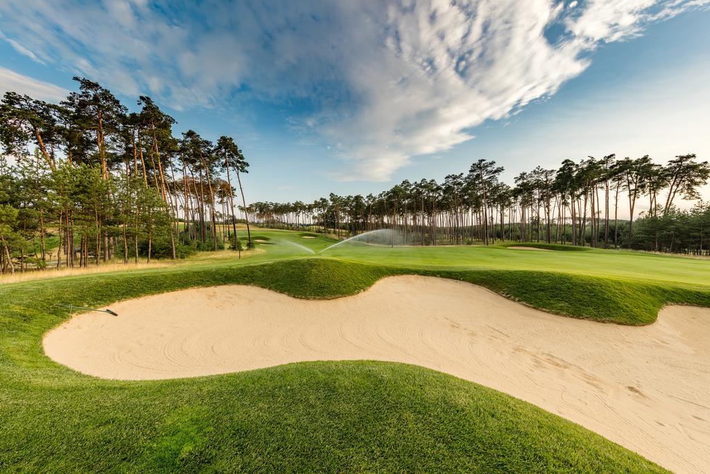Golfbay Villa Senica Bagian luar foto